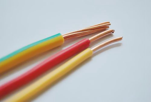 黃色、紅色兩根為BV電線，黃綠雙色為BVR線-環(huán)威電纜